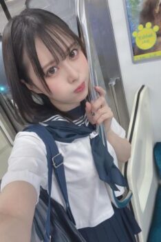 Maika Hizumi,Maika Hizumi, born June 29, 1997, is a Japanese AV actress known for her slim figure and small bust. Standing at 161 cm, she has A-cup measurements (82-57-83).