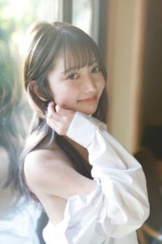 Rimu Yumino,Rimu Yumino, born November 30, 2003, in Kanagawa, debuted in February 2023. With an H-cup bust and slim figure, she stands at 154 cm with long brown hair.